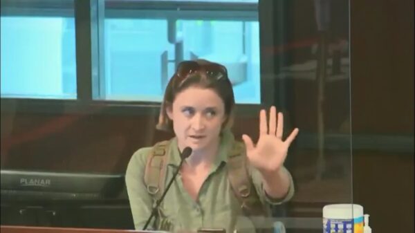 Vrouw die geen mondkapje draagt vertelt dat ze elke dag wordt gediscrimineerd