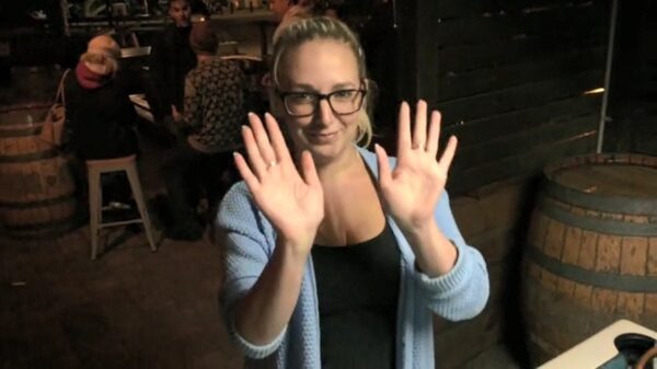 Alleraardigst blondje met grote handen doet een vreemd trucje