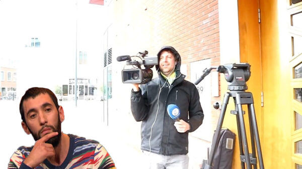 "Vlogger" Youness Ouaali valt Telegraafjournalisten lastig bij moskee