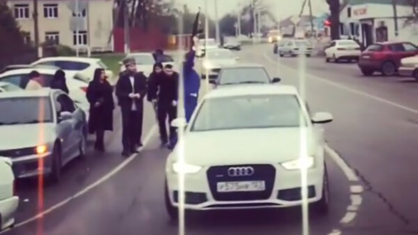 Russische bruiloft is pas echt geslaagd als een machinegeweer wordt getrokken