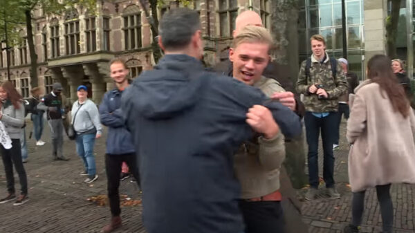 Dennis weer belaagd door demonstrerende coronaknuffelaars