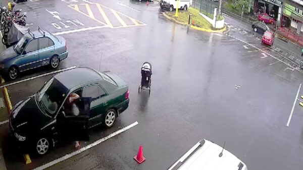 Moeder van het jaar heeft niet in de gaten dat haar baby er vandoor gaat