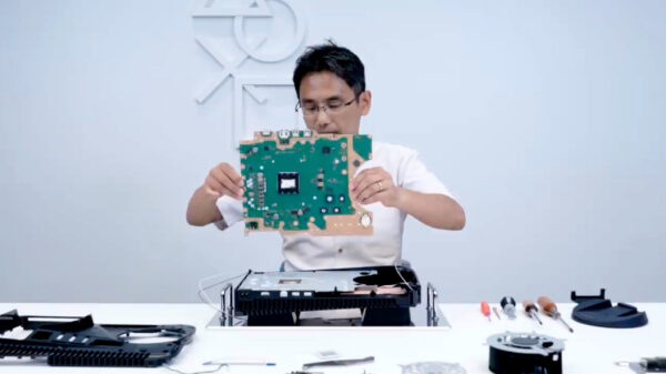 Eens even kijken hoe die enorme PS5 er van binnen uitziet