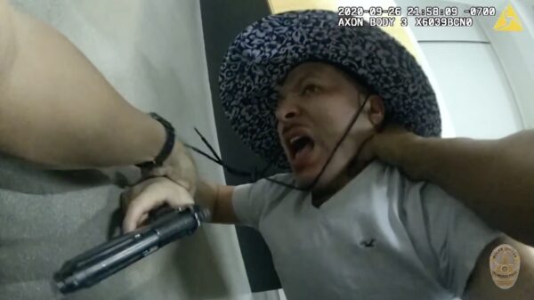 Doorgedraaide Mexicaan stormt politiebureau binnen en mishandelt agent