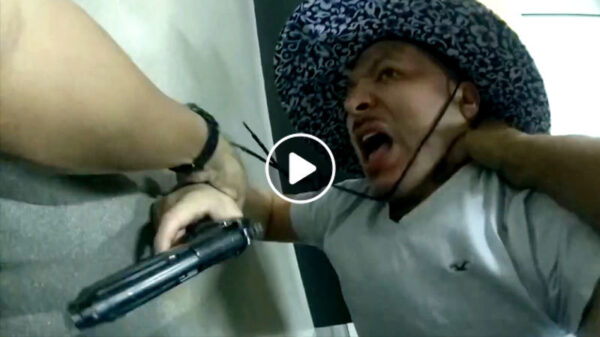 Doorgedraaide Mexicaan stormt politiebureau binnen en mishandelt agent