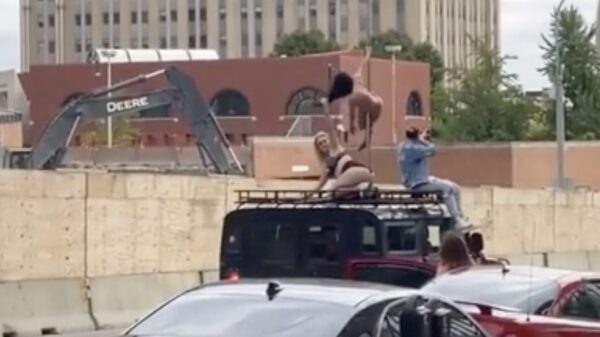 Een Hummer met een danspaal, voor de eckte eckte ballers