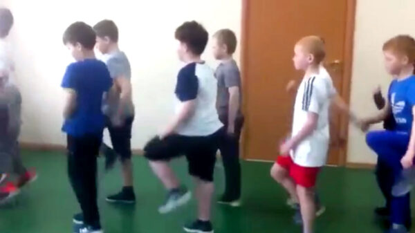 Web classic: het verschil tussen marcherende jongens en meisjes