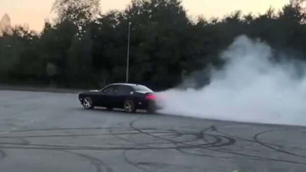 Dodge Challenger slooft zich uit en sluit zijn burn-out af met een klapper