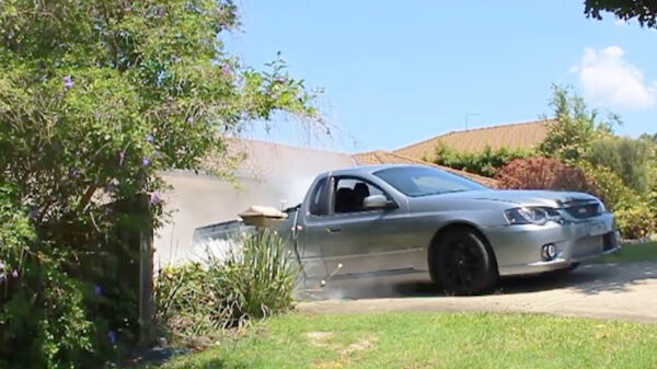 Mexicaanse burnoutbaas trekt meterslang rubberspoor over oprit