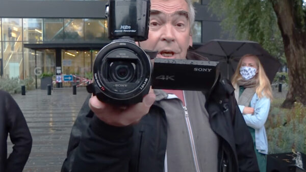 Mafkees met camera belaagt Powned-verslaggeefster, Extinction Rebellion grijpt in