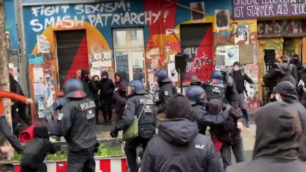 Politie en krakers in gevecht tijdens ontruiming kraakpand Liebig34 in Berlijn