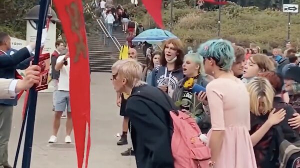 Jonge Poolse katholieken worden afgeblaft door LHBTI-demonstranten