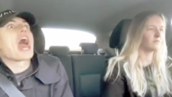 Feestbeest neemt in de auto vast voorproefje op de VrijMiBo