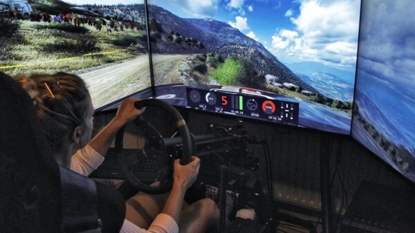 Rallycoureur Louise Cook gaat ook als de brandweer in haar simulator