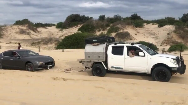 Een Maserati afslepen: zo moet het niet