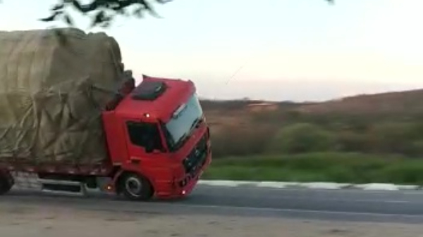 Vrachtwagenchauffeur lijkt te oefenen voor de Dakar Rally