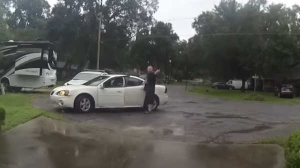 Gast gaat compleet door het lint en ramt tot 2 keer toe een politieauto