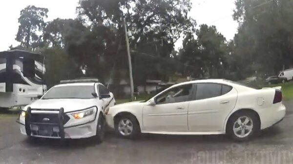 Gast gaat compleet door het lint en ramt tot 2 keer toe een politieauto