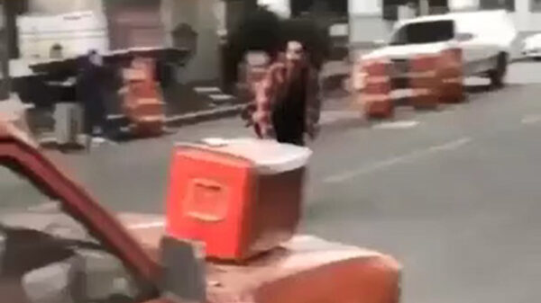 Skateboarder geeft pickup-truck een pijnlijk kusje