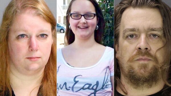 Ziek: adoptiemoeder keek toe hoe dochter werd verkracht, vermoord en in stukken gehakt