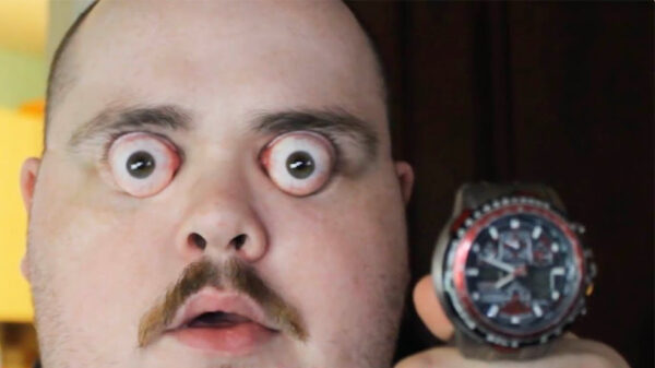 Mafklapper popt zijn ogen 140 seconden lang en zet een nieuw wereldrecord