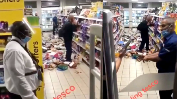 Supermarkt in het Engelse Ealing werd compleet overhoopgehaald door klant