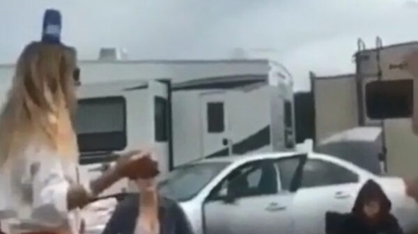 Campingdarter probeert blikje bier van chick d’r hoofd te gooien