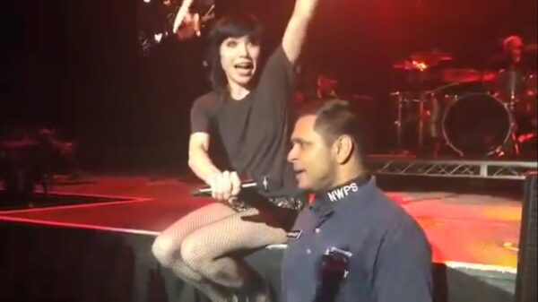 Beveiliger zet zijn gouden keeltje open tijdens concert van Carly Rae Jepsen