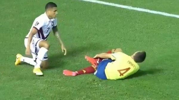 Voetballer Santiago Arias loopt horrorblessure op na tackle