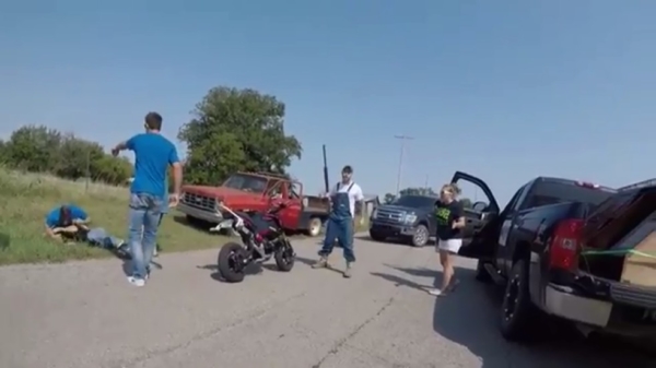 Motorrijders komen er pijnlijk achter dat je beter niet kunt road ragen met Rednecks