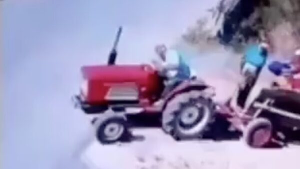 Automobilist rijdt trekker dwars doormidden