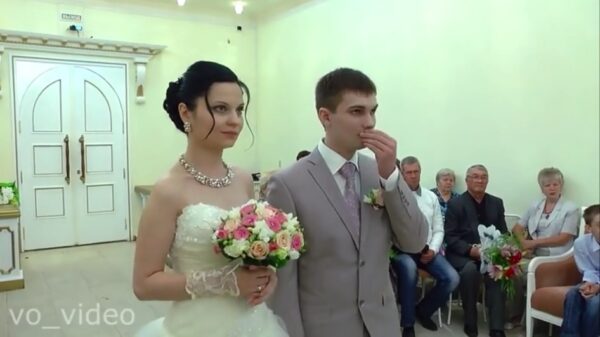 Bruidegom vindt het allemaal een beetje spannend en gaat gestrekt