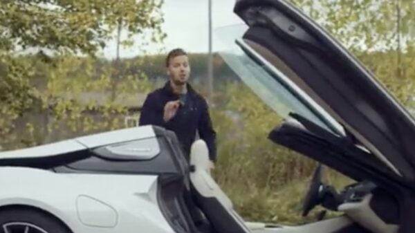 Zo stap je in een BMW i8