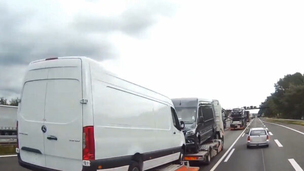 Bestuurder met het inzicht van een blinde probeert in te voegen