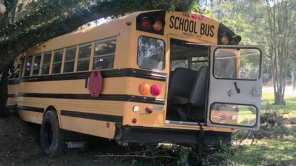 11-jarige jat schoolbus in Baton Rouge en knalt ermee tegen een boom