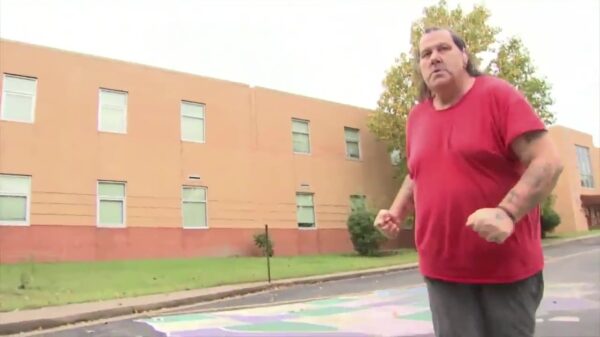 Gekkie valt nieuwscrew aan tijdens draaien van item over mondkapjes