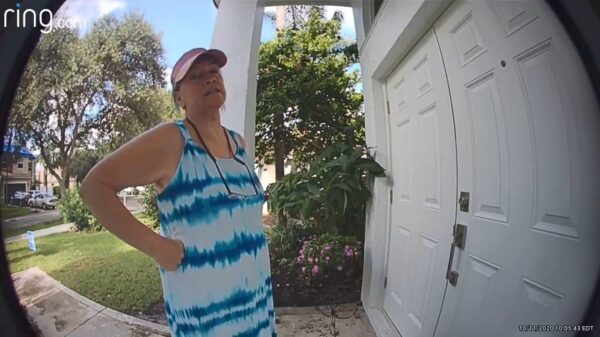 Karen keurt het Biden/Harris-bord in de tuin van haar buren niet goed