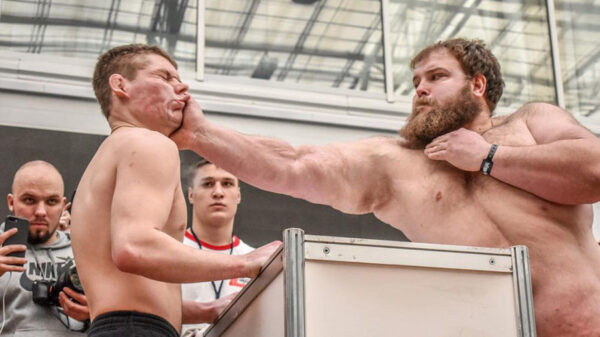 Op zoek naar de wereldkampioen bitchslappen tijdens Siberian Power Show 2019