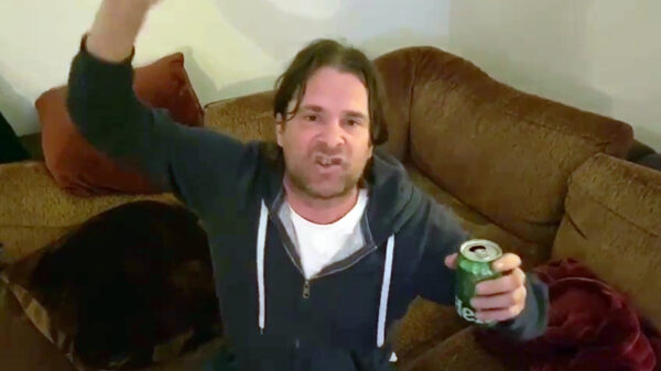 Hans Teeuwen heeft de allerbeste lockdown-tip: 'M'n koelkast heeft geen sluitingstijd"