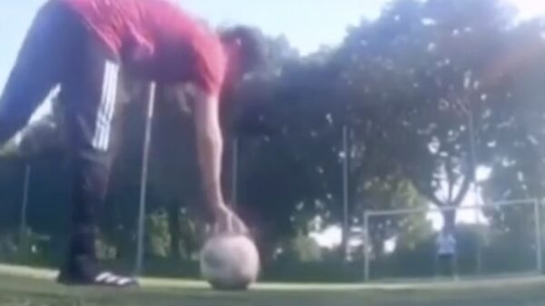 Dit bizarre doelpunt zie je niet aankomen