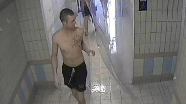 Viespeuk probeert kinderen in kleedhokje zwembad te filmen, politie zet foto van hem online