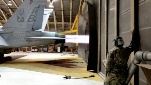 Even de motor van een F-18 testen die wat kuren vertoont