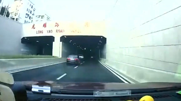 Mafketel beukt auto in een tunnel tegen de muur tijdens road rage