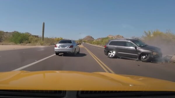 Instant karma voor een automobilist die door het verkeer zigzagt