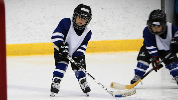 IJshockeyende koter wordt voorzien van microfoon en GoPro