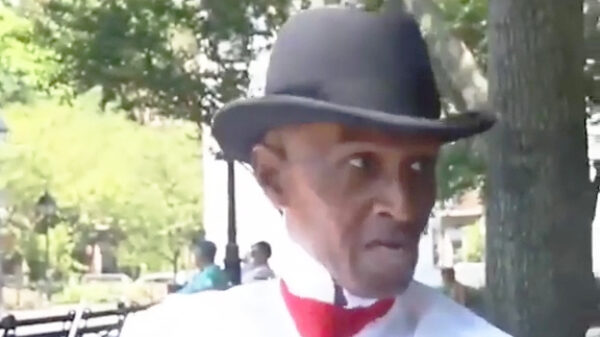 Deze oude baas vertelt je wel even hoe het leven in elkaar zit