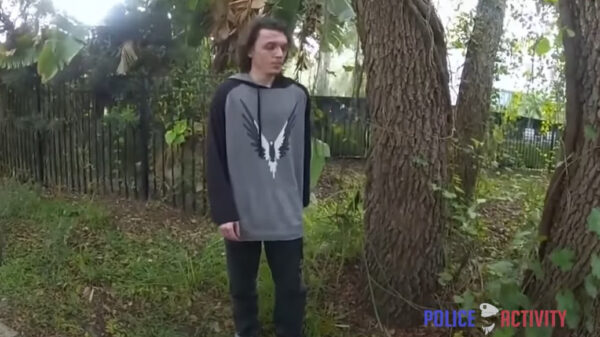 Bodycam laat zien hoe een politieagent uit het niets wordt aangevallen