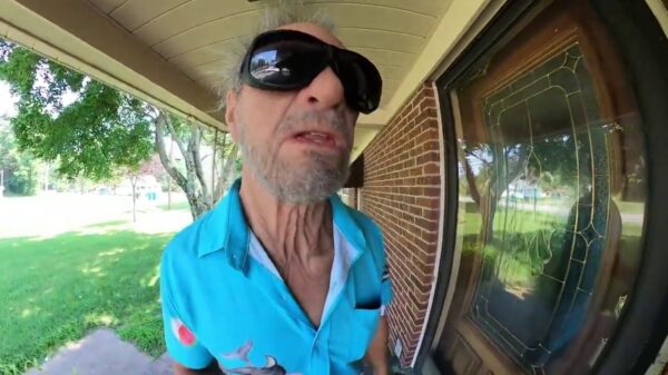 Lolbroek met een oudemannenmasker weet zijn ouders heerlijk te trollen