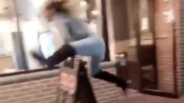 Paardenmeisje denkt wel over dit reclamebord te kunnen springen