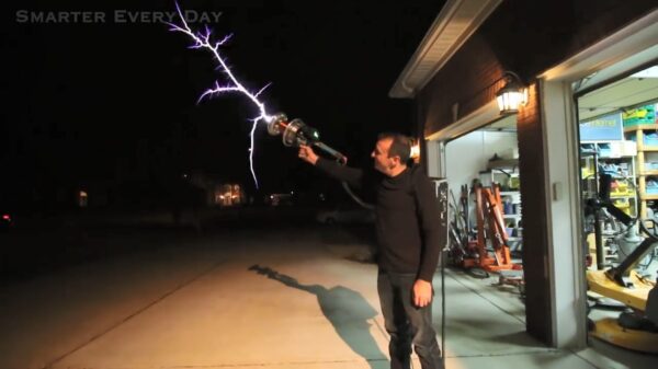 Misschien is een Tesla coilpistool wel een geschikt wapen voor onze boa’s